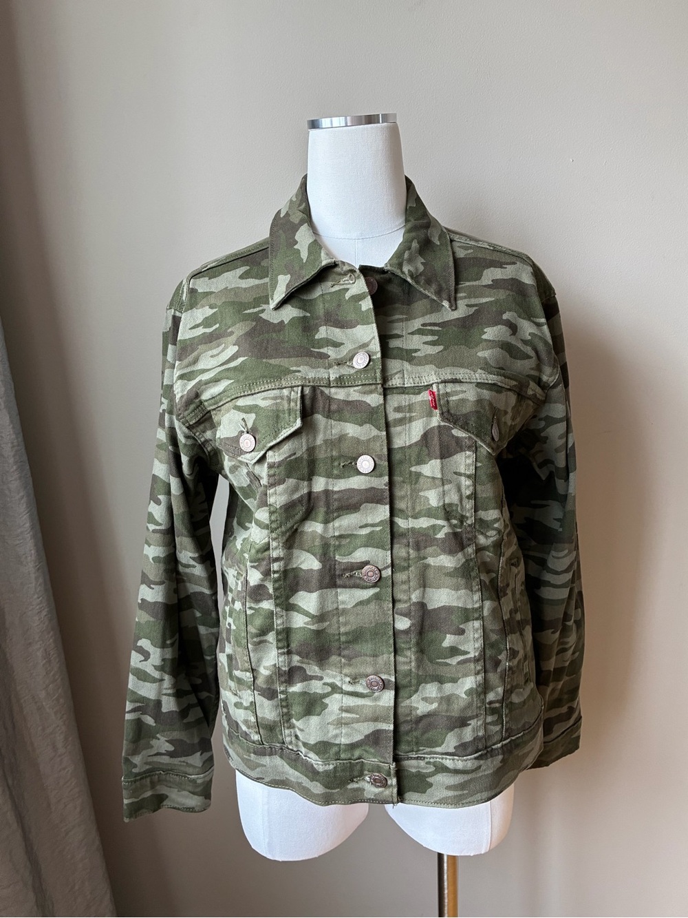 NWOT Levi's Camouflage denim jacket M